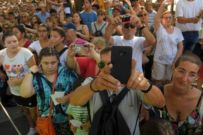 
Fotos. Ante cada carro que pasa, la gente suele aprovechar para hacer fotos de las reinas. | Orlando Pelichotti / Los Andes
   