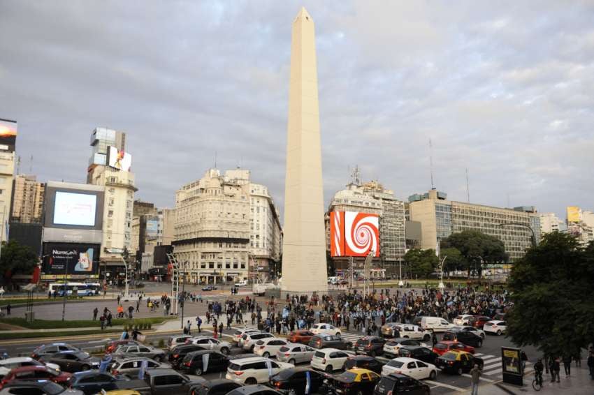 
    En las inmediaciones del Obelisco, algunos en vehículos y otros a pie llegaron para manifestar contra la cuarentena obligatoria. - Gentileza / Clarín
   