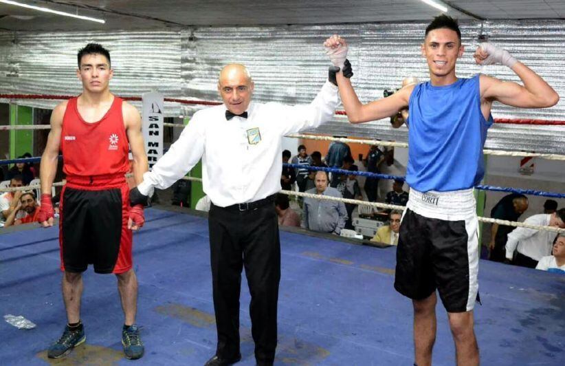 
Campeón. Pereyra, pupilo de Castillo, se coronó campeón.  | Gentileza / Roberto Espínola
   