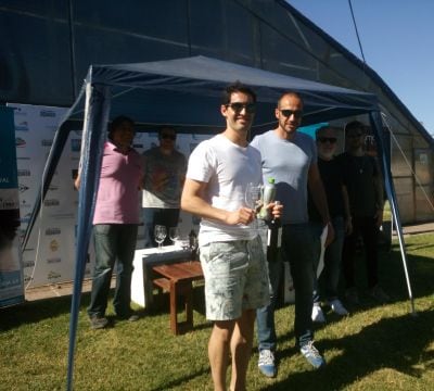 
    Facundo Moya recibiendo su premio.
   