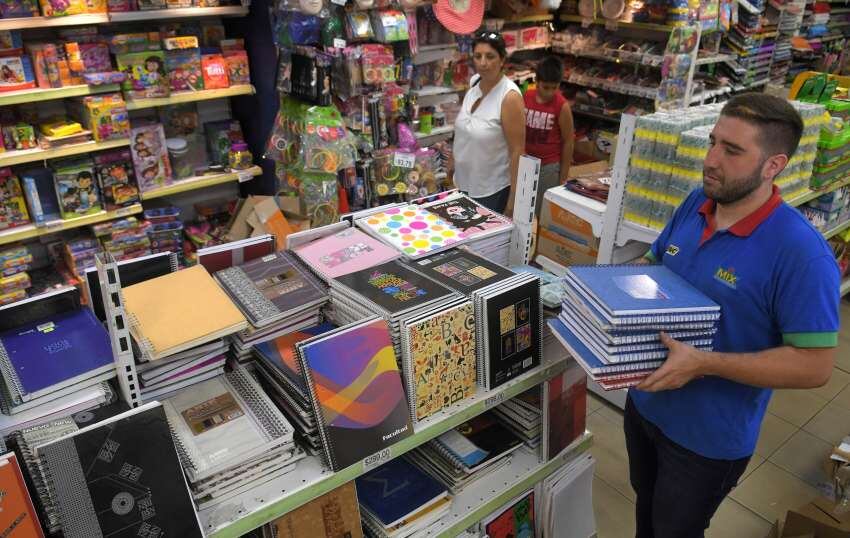 
Preparativos. En las librerías locales comienzan a ofrecer productos de uso escolar. Ya están las listas de útiles y libros recomendados. | Orlando Pelichotti / Los Andes
   