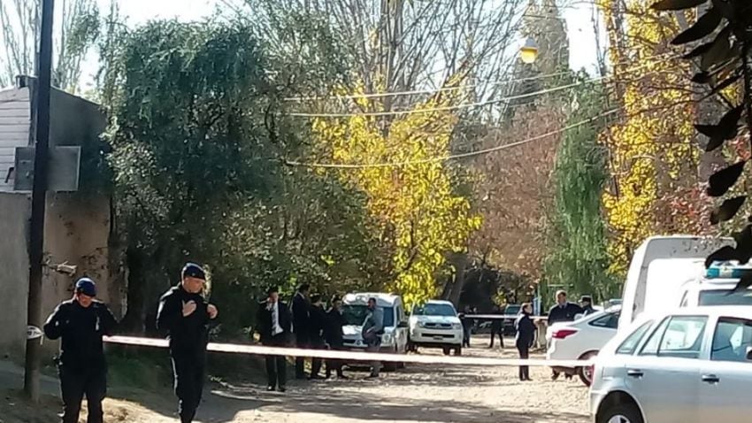 
El despliegue policial en la vivienda del matrimonio. asesinado.  | Marcos García/Los Andes
   