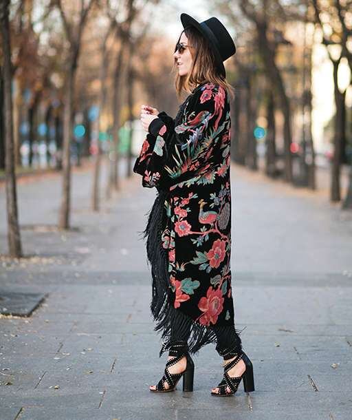 6. Atrevido
 Para las más osadas, los kimonos de telas envolventes, combinadas o con guiños fashionistas en sedas estampadas sólo necesitan de un buen pantalón crop en textura estilo crepe y una camisa en seda para que te veas única.