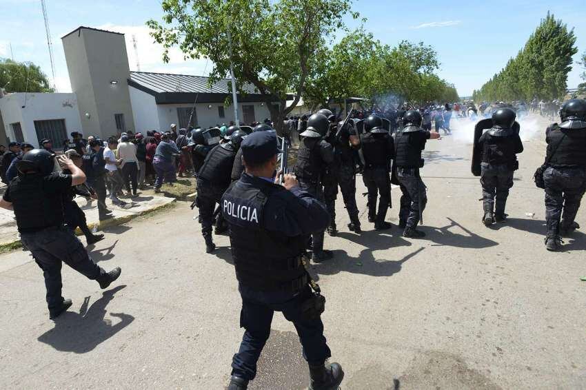 
Marcos García / 21 de octubre | Vecinos del Distrito Cordón del Plata protestaron y se enfrentaron a la policía reclamando justicia por el asesinato de un joven de la zona.
   