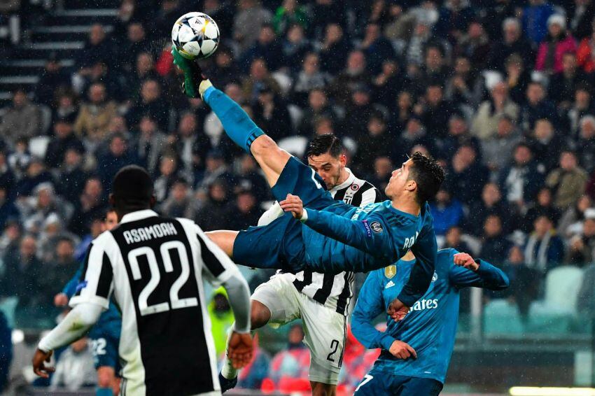 
Foto: AFP | Cristiano Ronaldo, delantero del Real Madrid, marca un gol de "chilena" durante el partido de la UEFA Champions League entre Juventus y Real Madrid en el Allianz Stadium de Turín el 3 de abril de 2018.
   