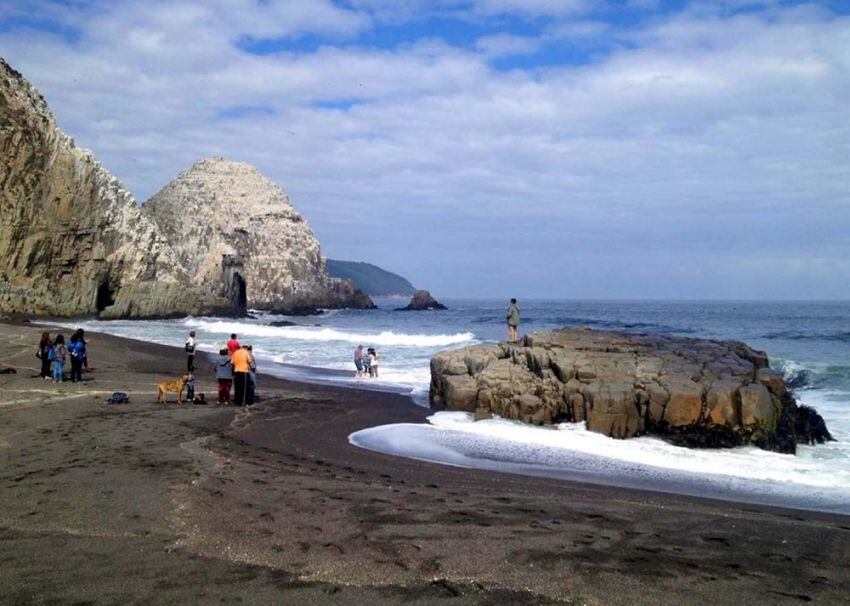 
    Las curiosas formaciones rocosas son el atractivo de la costanera de la pequeña ciudad de Constitución.
   