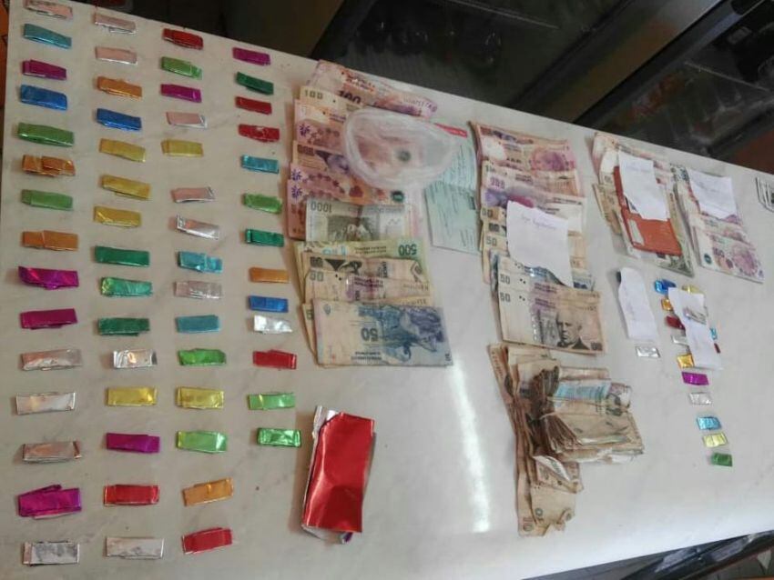 
Cocaína, marihuana y dinero en efectivo, lo secuestrado tras el allanamiento. | Gentileza Ministerio de Seguridad.
   