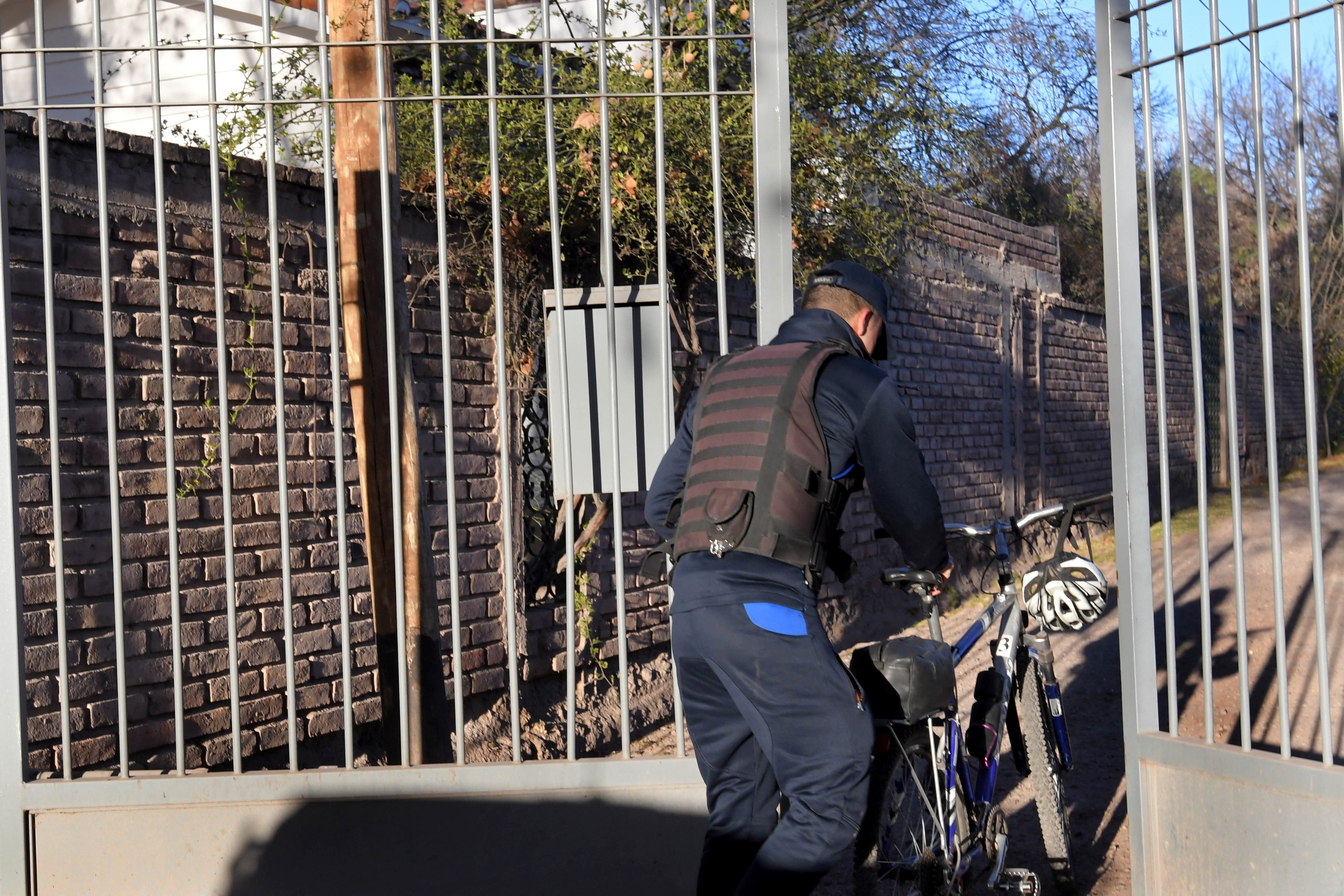 Dos hermanos detenidos por el crimen del arquitecto chileno en Chacras de Coria 