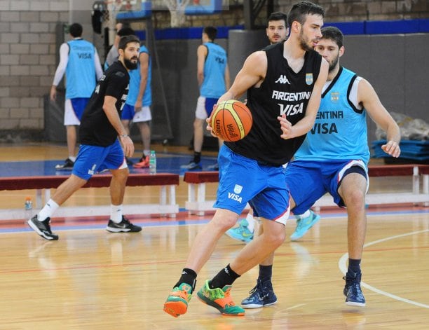 Aguerre en una práctica de la Selección, marcado por Patricio Garino.