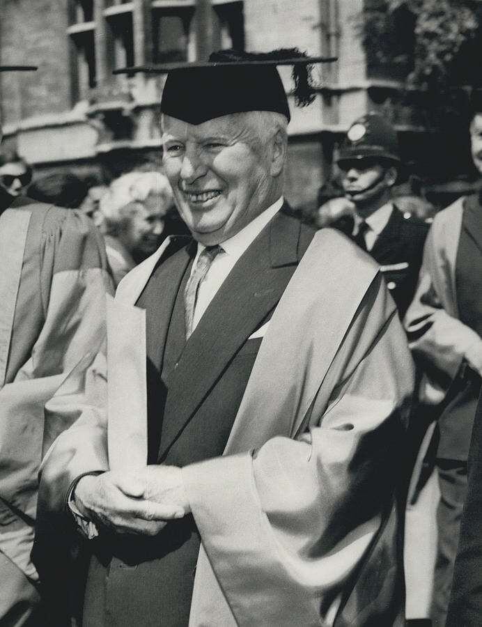 
Charlie Chaplin cuando recibió el reconocimiento de Oxford. | Archivo
   