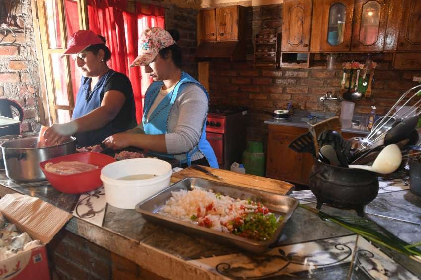 
Menú. De lunes a viernes preparan sabrosas comidas, muchas veces la única ración de los niños.  | José Gutiérrez / Los Andes
   