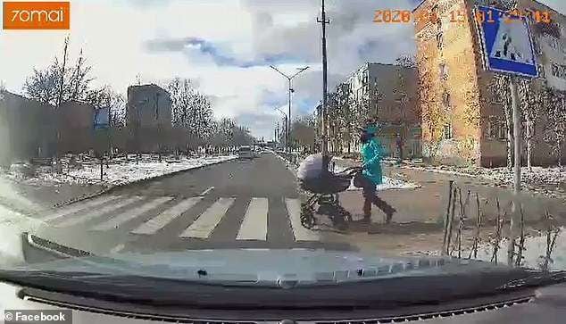 
    La mujer se dispuso a correr y atropellaron a su bebé. Gentileza Mirror.
   