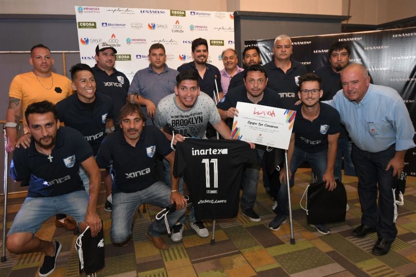 
Mención especial. Los Cóndores (fútbol adaptado) recibieron un diploma por su desempeño. | Marcelo Rolland / Los Andes
   