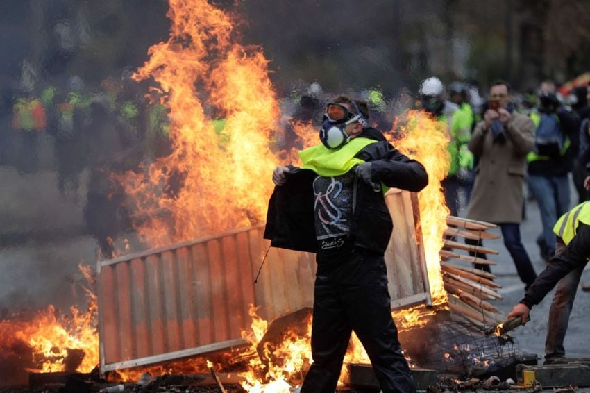 
Foto: AFP | Miles de manifestantes antigubernamentales se enfrentaron a la policía y provocaron varios incendios y destrozos.
   