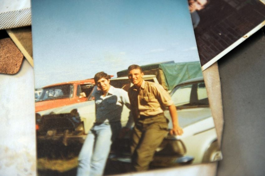 
    El entonces soldado Daniel Marcelo Masad junto a un amigo antes de embarcarse a Malvinas.
   