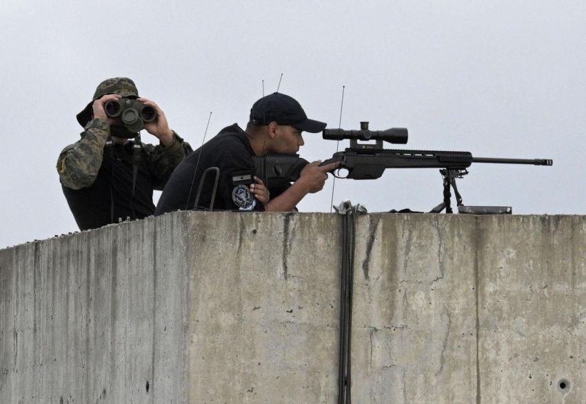 
Foto: AFP | Francotiradores vigilan la pista del aeropuerto internacional de Ezeiza durante la llegada de mandatarios al G20
   