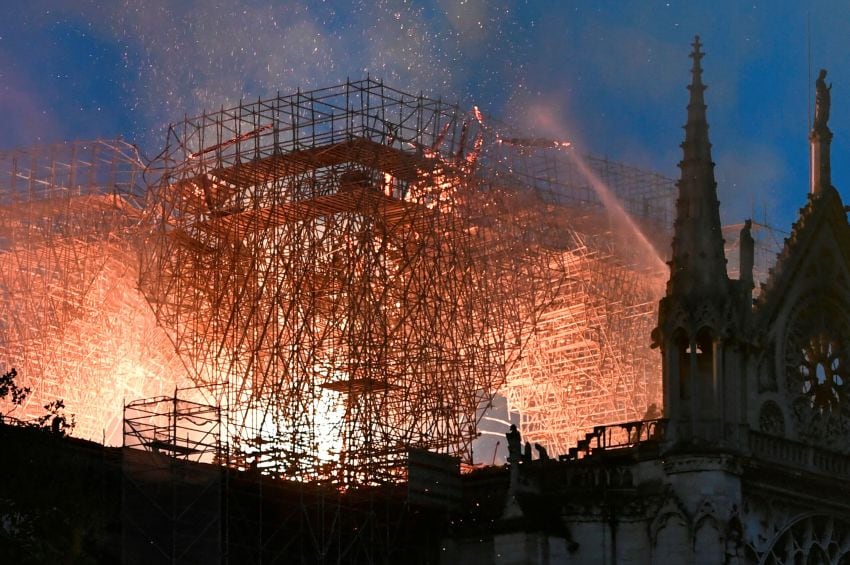 
El fuego quemó el armazón de madera de más de 100 metros 
