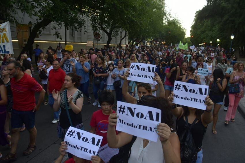 
Más temprano, cientos de mendocinos marcharon en contra del sistema Mendotran. | Diego Parés / Los Andes
   