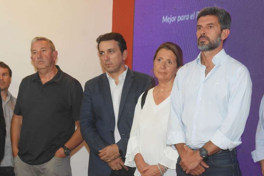 
¿Y el festejo? Cobos, García Zalazar, Najul y Ulpiano Suárez, ayer en el comité radical.
