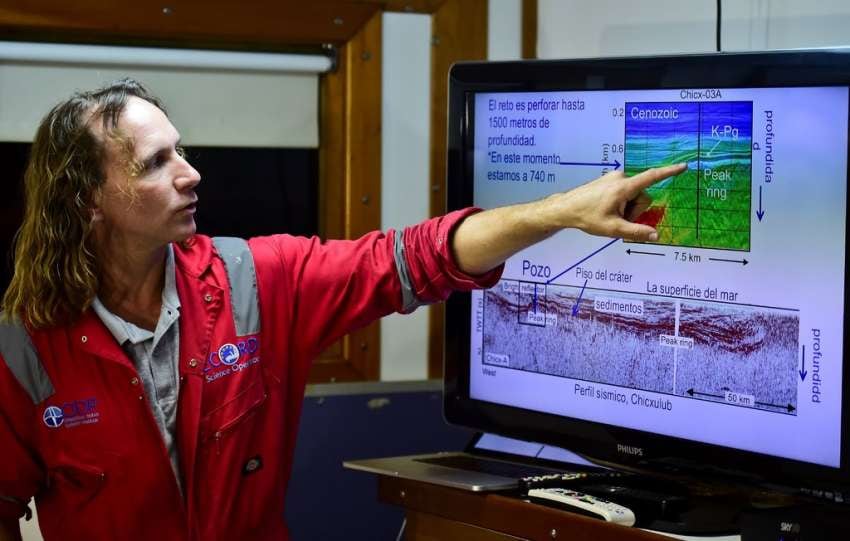 
Investigador. Sean P. S. Gulick, un geofísico marino de la Universidad de Texas en Austin, a bordo del Myrtle en 2016. | AFP
   