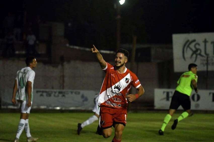 
    El Goleador Matías Persia festeja el 2-0- / Marcelo Rolland (LOS ANDES).
   