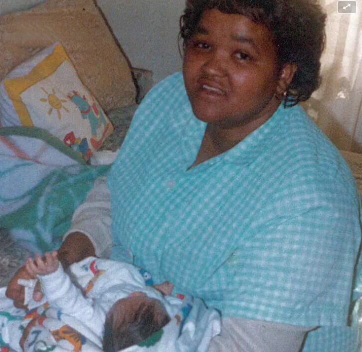 
Lavona Solomon, fotografiada en su casa junto a la recién nacida Miché. 
