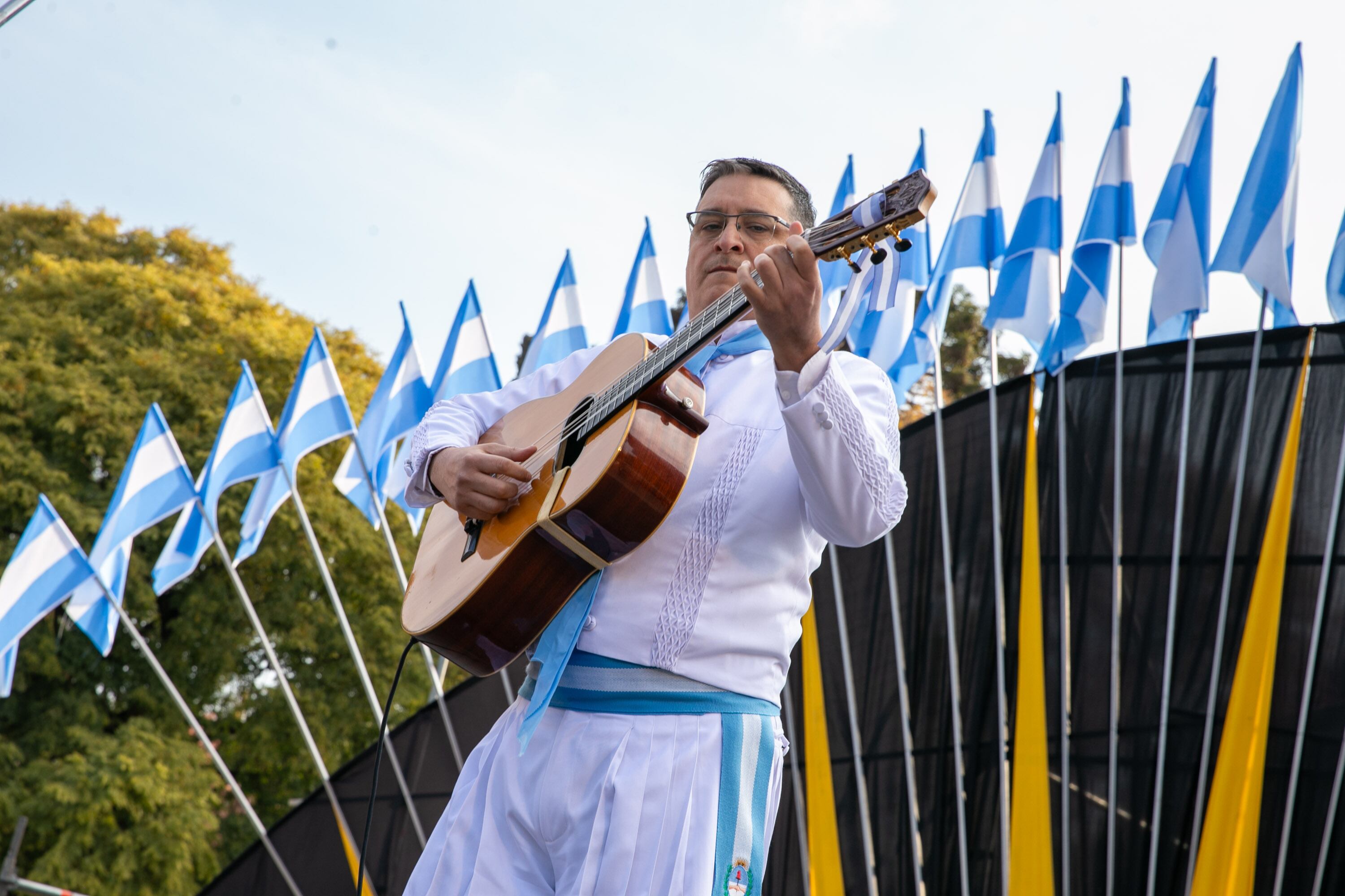 Una multitud homenajeó al General San Martín en la plaza Independencia