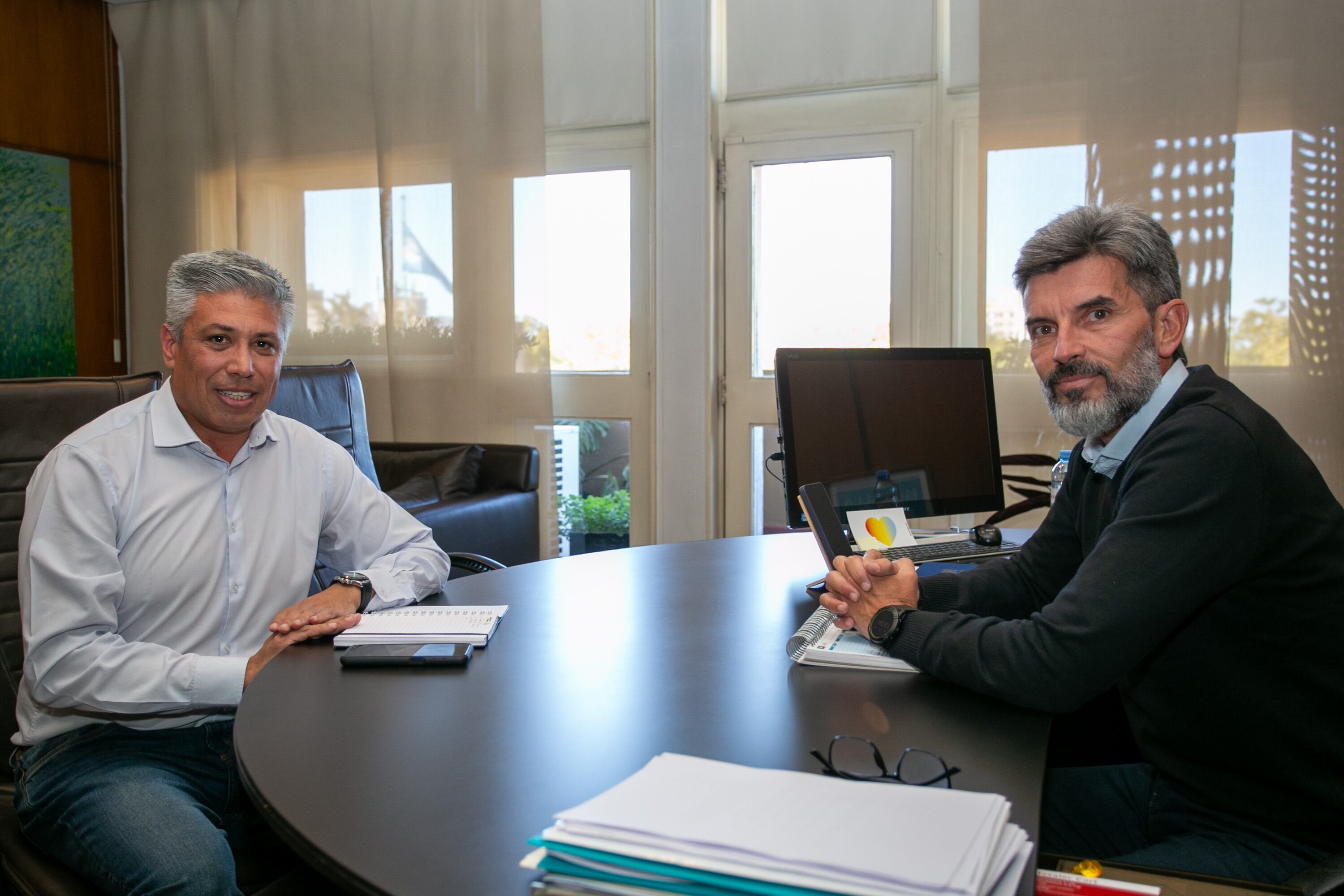 Ulpiano Suarez compartió con Gustavo Aguilera y concejales la iniciativa que limita la reelección indefinida de ediles. Foto: Municipalidad de Mendoza.