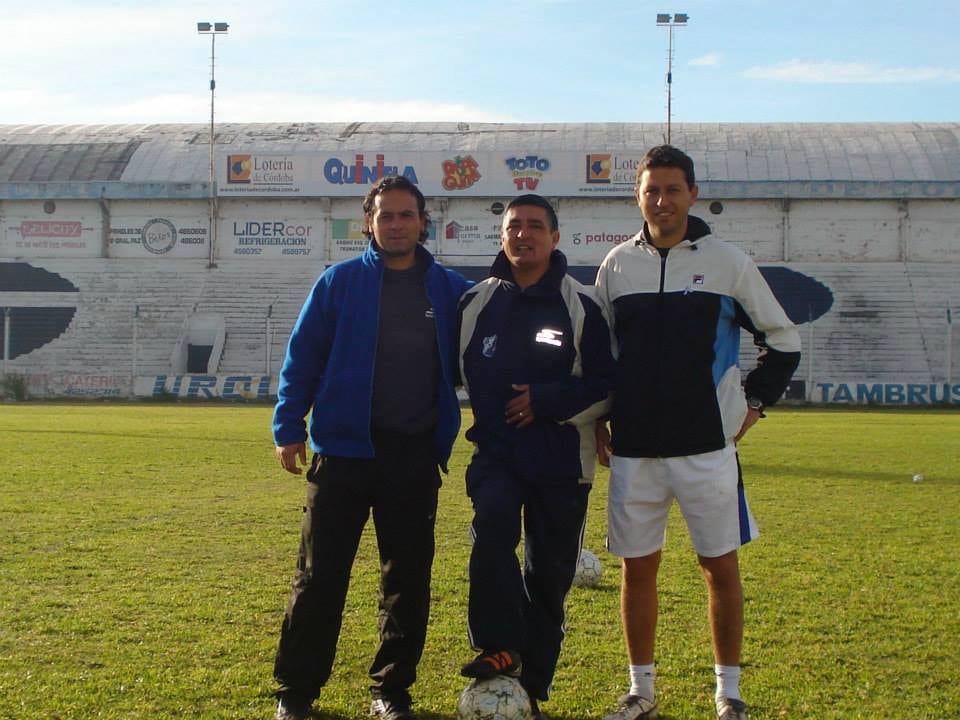 Diego Flores jugó en Las Flores, en Liga Cordobesa y luego dirigió en las inferiores de Juniors y en el interior cordobés. Más tarde, sería ayudante de Bielsa. (Gentileza Facebook Diego Flores DT).