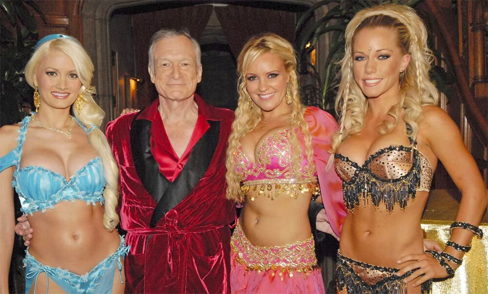 Hugh Hefner, magnate de los medios, junto a las "conejitas".