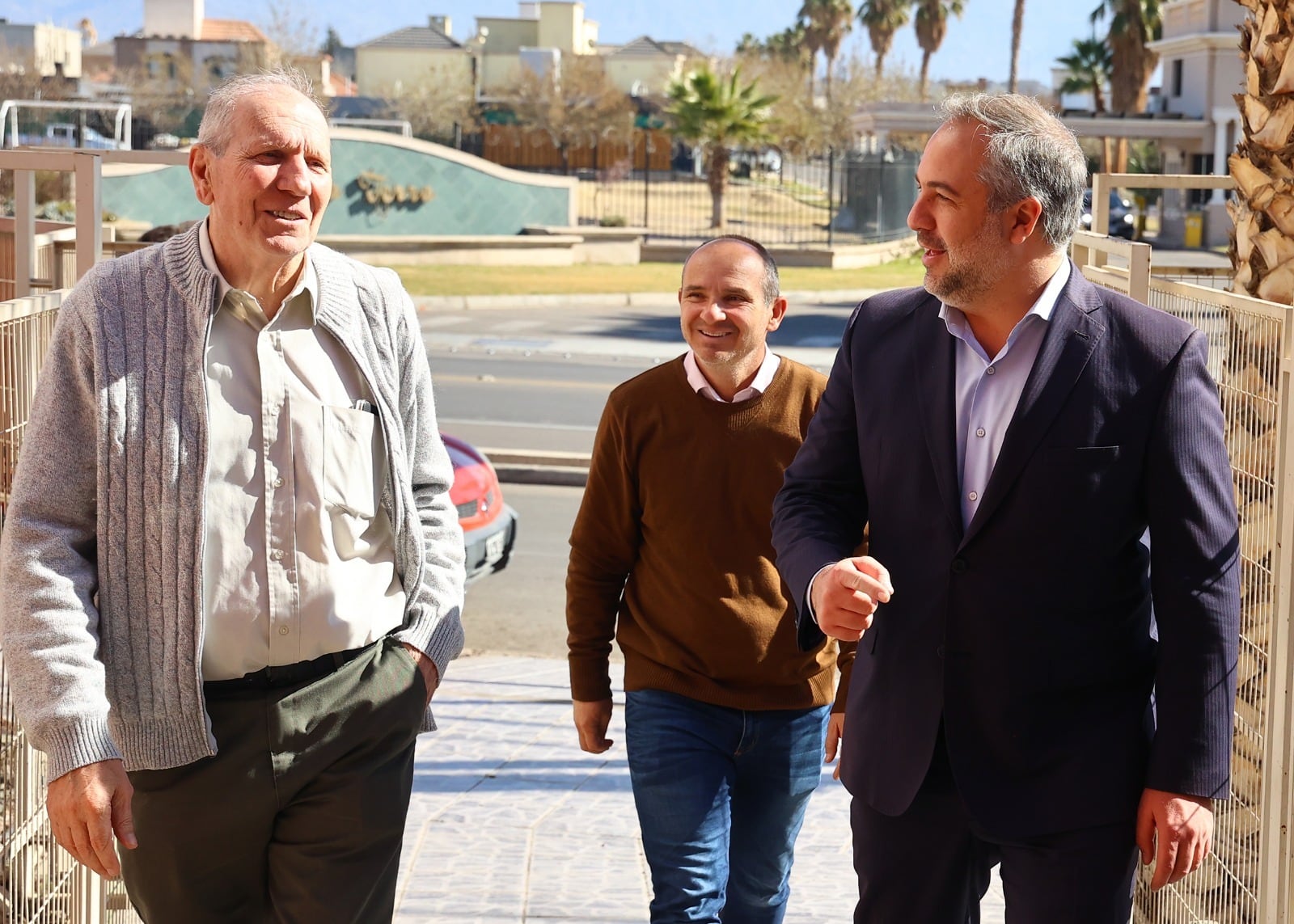 El intendente de Maipú, Matías Stevanato, entrega un reconocimiento al empresario Cristián Di Betta por su innovación en la panadería "Cristián".