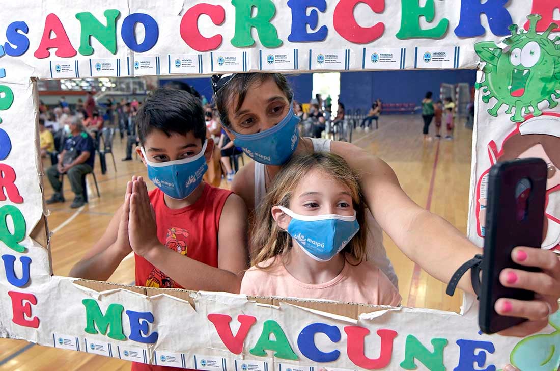 Daniela Truglio y sus hijos Kaira y Tomas Motta, se toman una foto con un cartel después de haber sido vacunados contra el Covid 19 en el Centro de Vacunación  en Maipú. Foto; Orlando Pelichotti