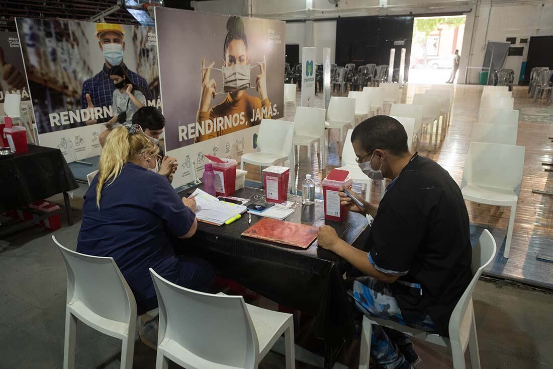 En el vacunatorio que está ubicado en la Federación Mendocina de Box de la Ciudad de Mendoza, comienza la vacunación espontánea para mayores de 60 años. Foto: Ignacio Blanco