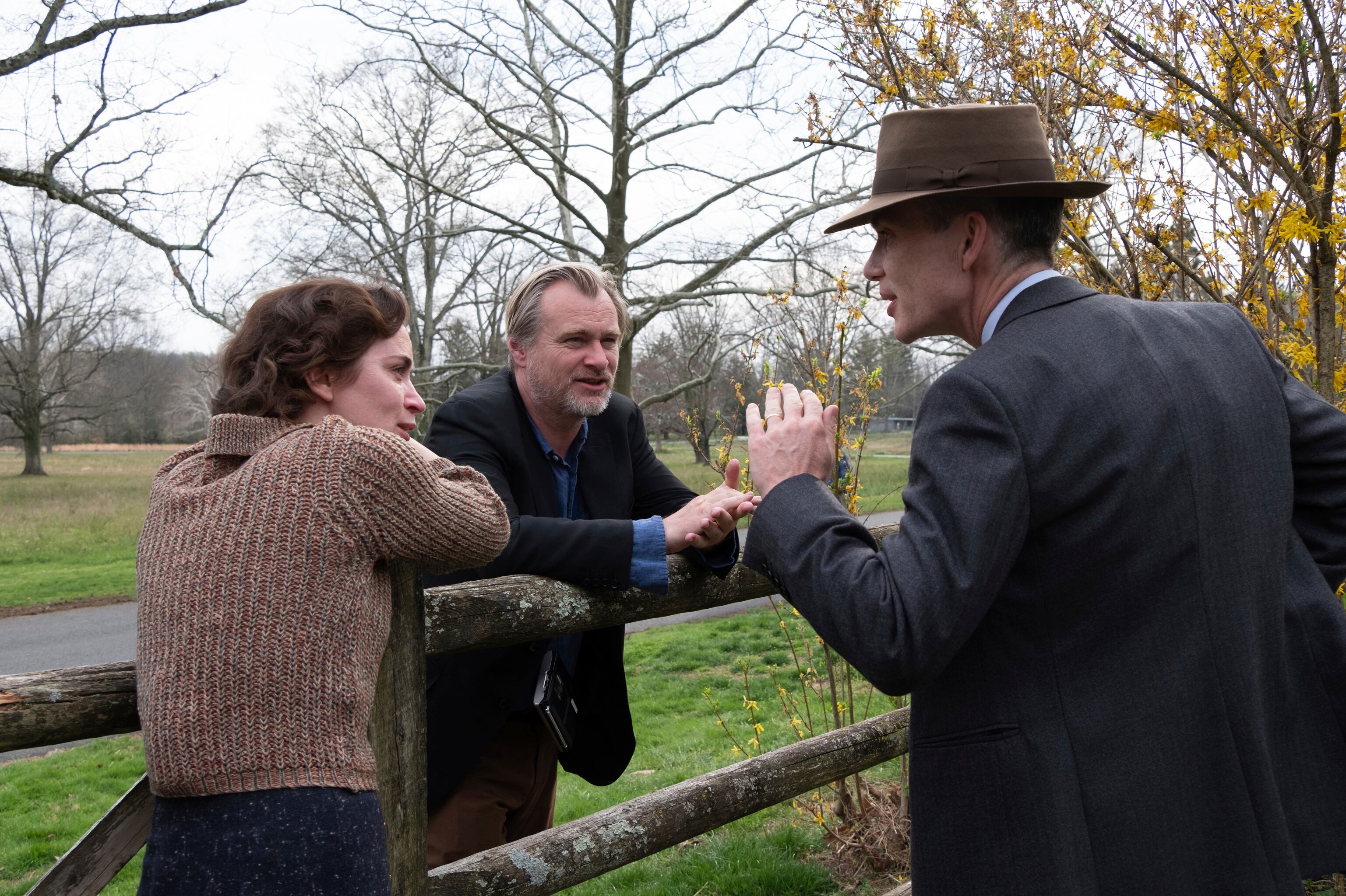 En esta imagen proporcionada por Universal Pictures, la actriz Emily Blunt, izquierda, con el guionista y productor Christopher Nolan, centro, y el actor Cillian Murphy en el plató de "Oppenheimer". (Melinda Sue Gordon/Universal Pictures vía AP)