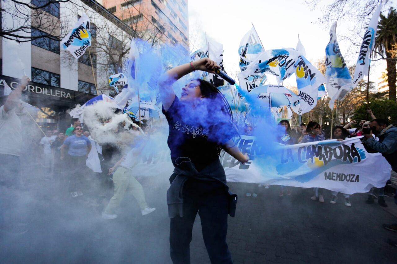 La Cámpora y otras organizaciones sociales realizaron una multitudinaria manifestación en Mendoza en apoyo a Cristina Kirchner. Foto: Mariana Villa / Los Andes