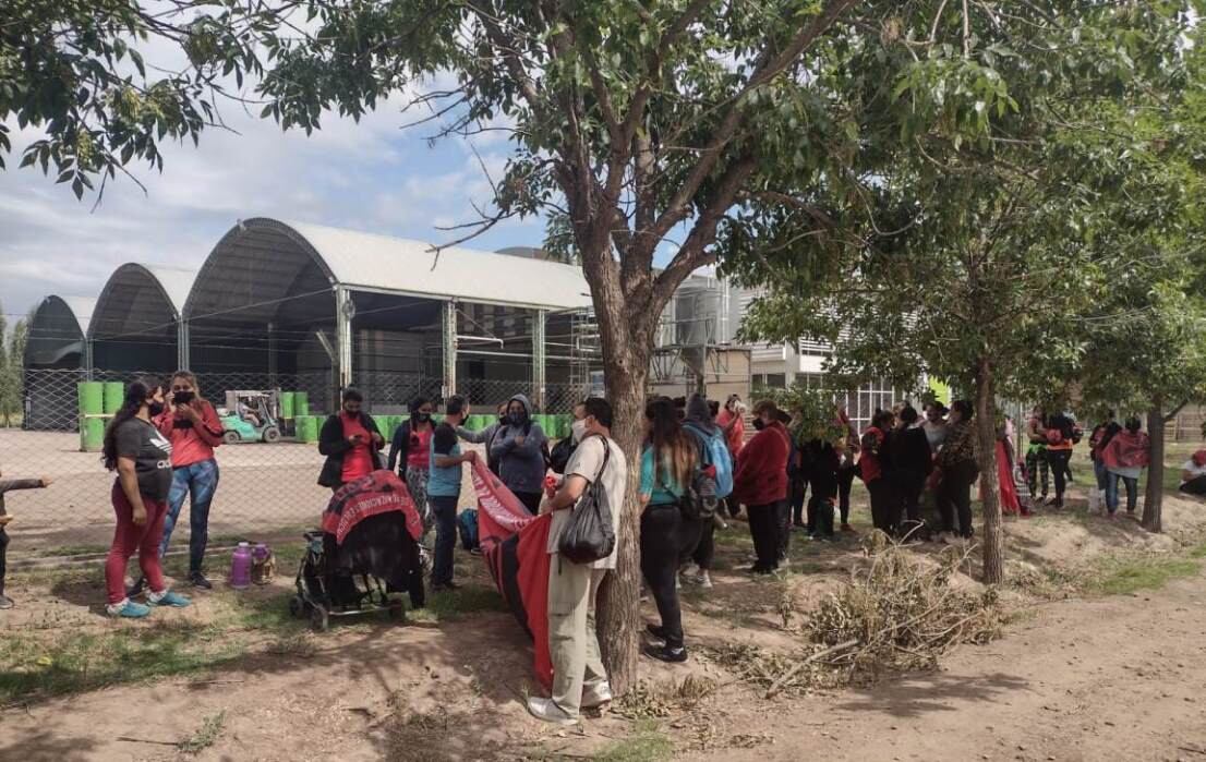 Los integrantes del gurpo piquetero FOL en el ingreso a Fénix.