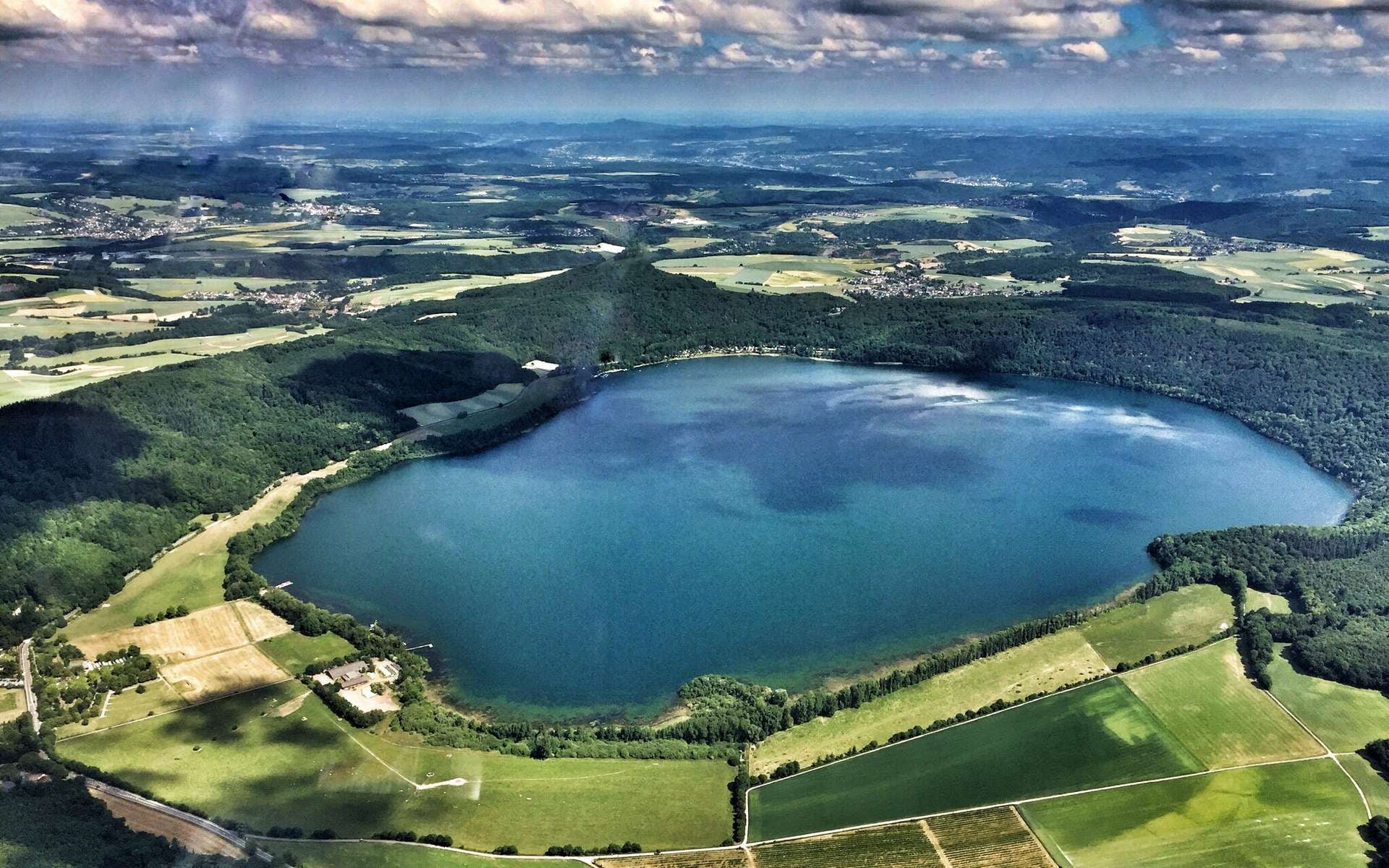 Vista área del lago de Laach, el cuál es el cráter de un volcán muy poderoso, Cuando erupciono cambio la geografía de Europa