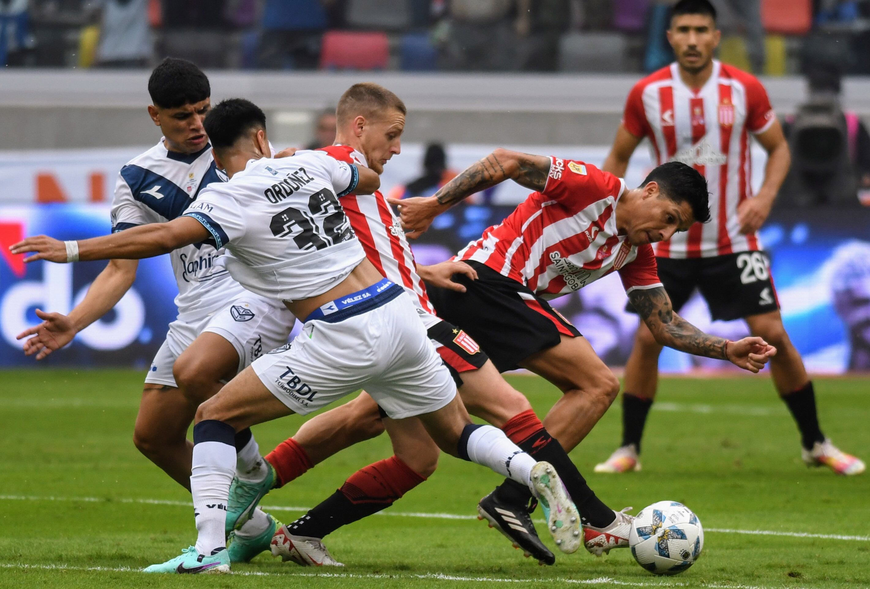 Estudiantes y Vélez se enfrentan en Santiago del Estero por la final de la Copa de la Liga Profesional. (Fotobaires)