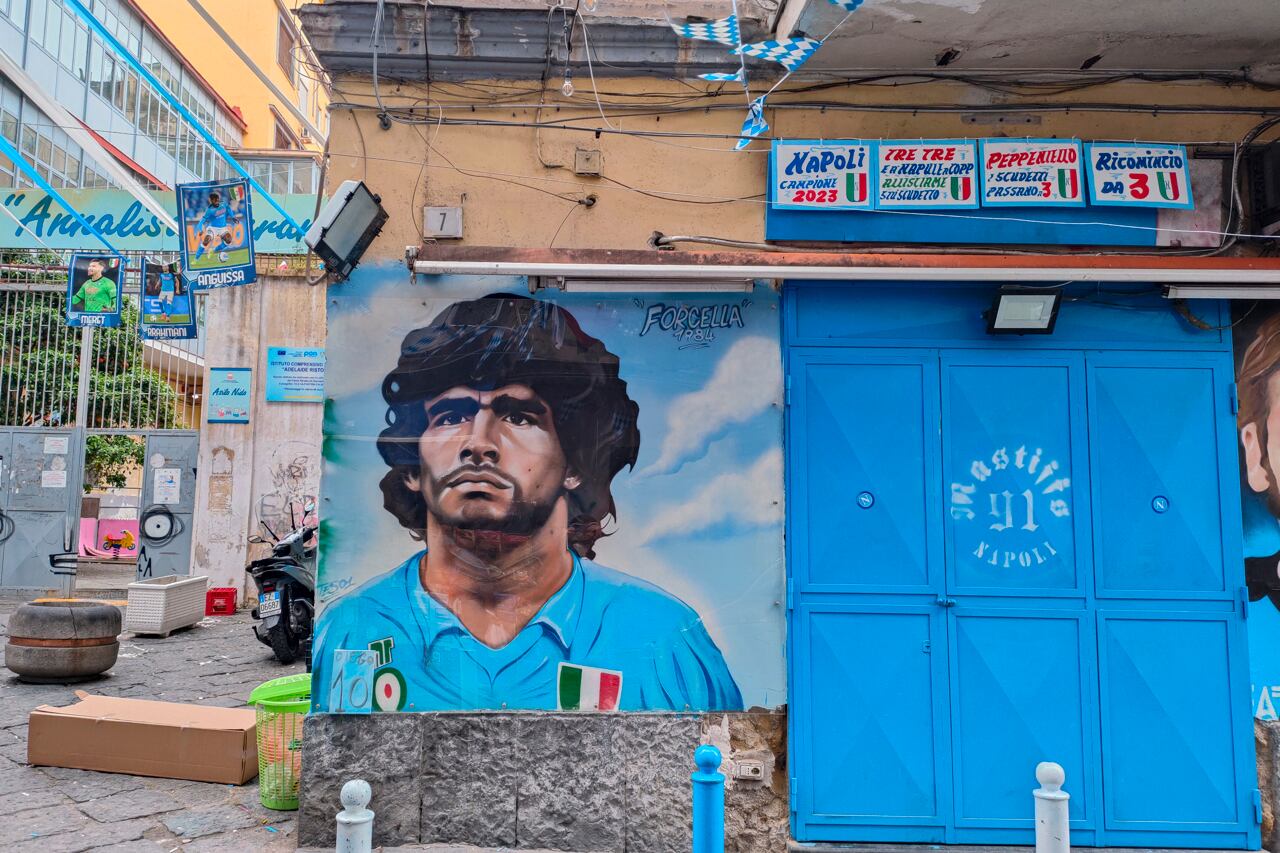 Un mural de Diego Maradona en Nápoles donde los hinchas esperan la consagración del Napoli. Foto: EFE