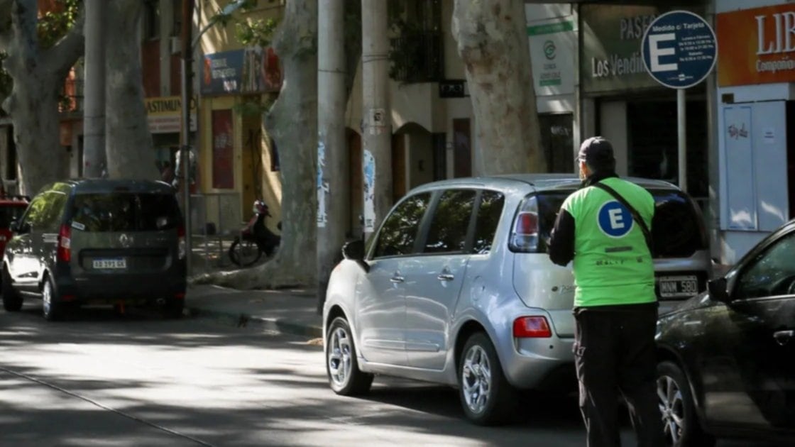 La Ciudad de Mendoza implementará un nuevo sistema de estacionamiento medido digital.