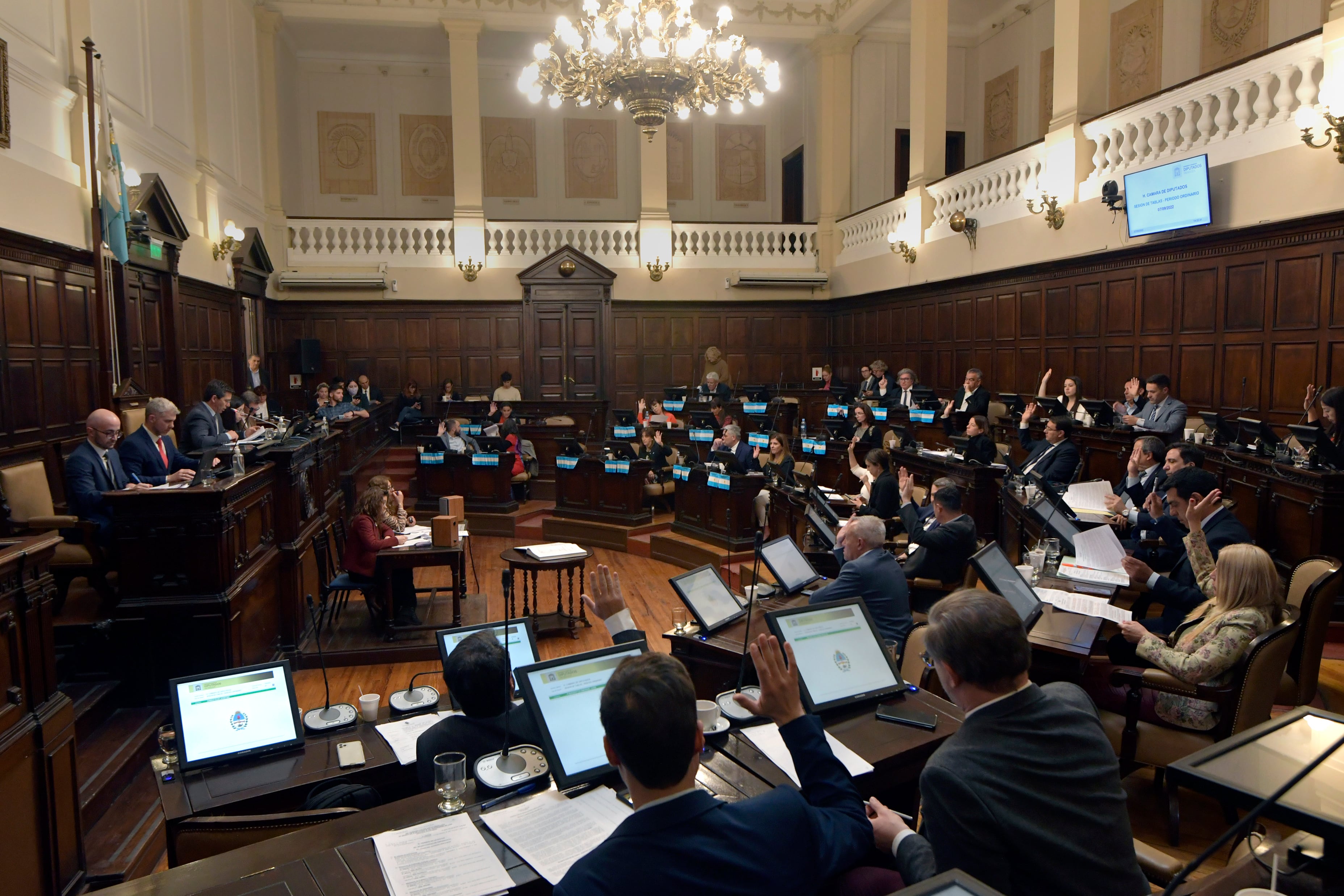 En la Cámara de Diputados de Mendoza hay 10 bancas más que en el Senado pero se paga menos en contratos. Foto: Orlando Pelichotti / Los Andes