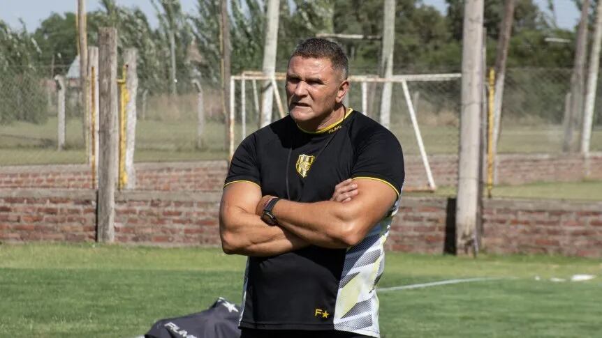 Arnaldo Sialle, el DT de Olimpo de Bahía Blanca