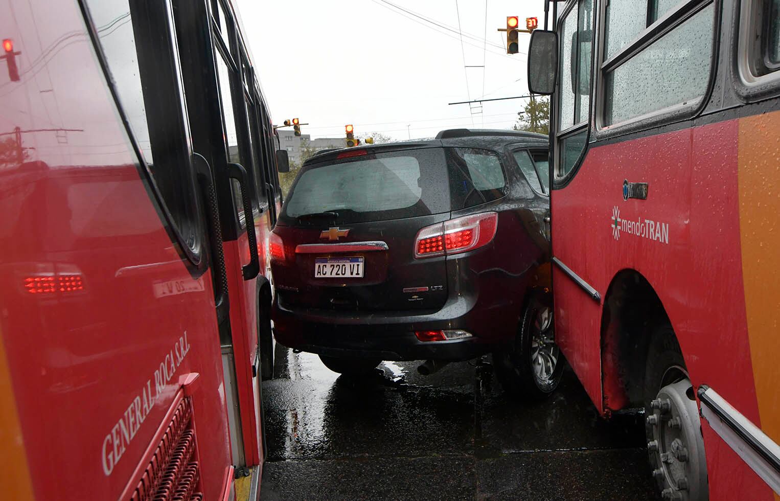 En Avenida Costanera y Alberdi de Guaymallén un auto colisionó con dos colectivos./ Foto: Orlando Pelichotti.