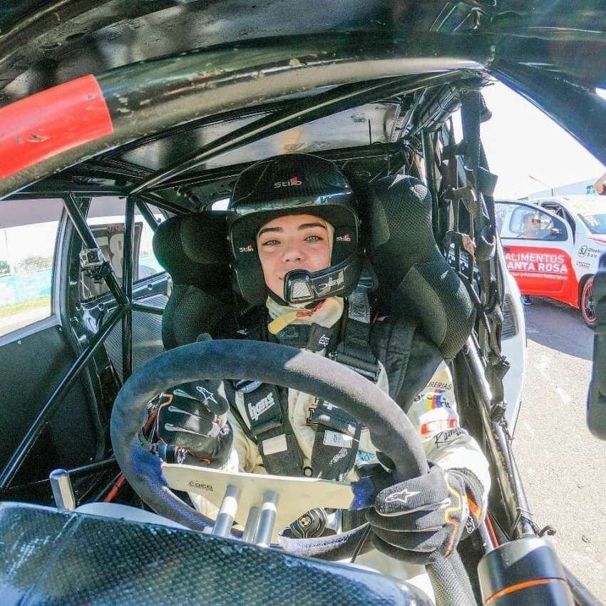 
    En su mundo. Tomás Vitar sobre uno de los autos del equipo Freire en la Clase 2 del Turismo Pista.
   