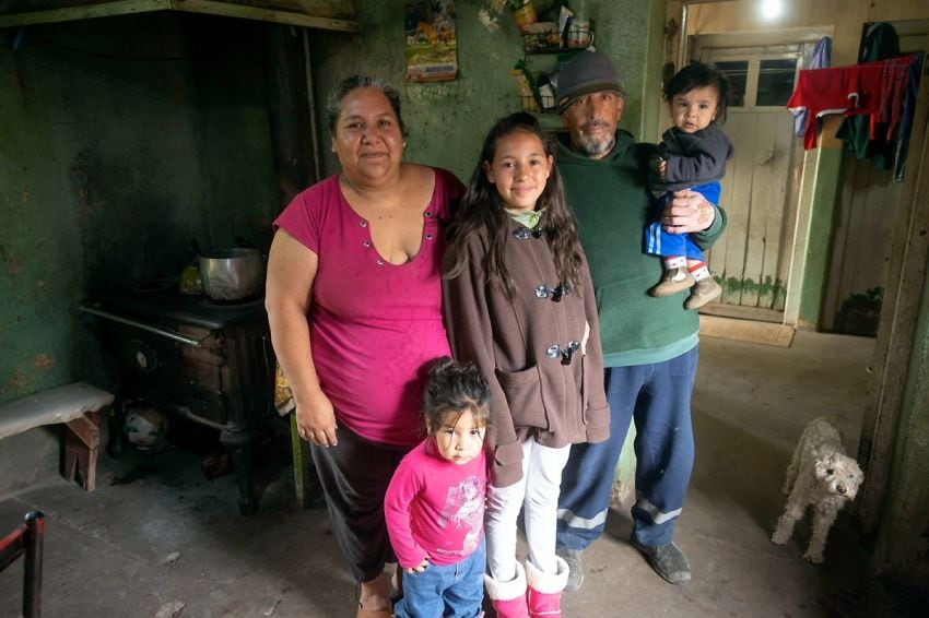 
    Zoe Muñoz junto a su mamá Verónica, su papá Eduardo, sus hermanos Ángela y Santino y el perro Nerón.
   