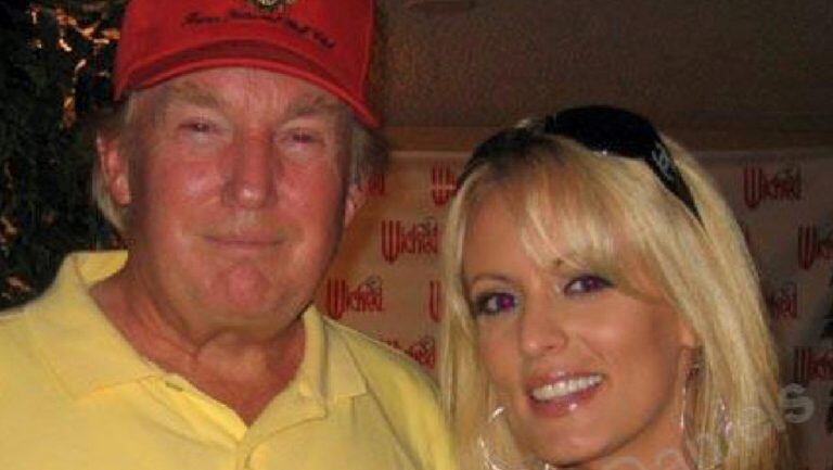 La actriz porno Stormy Daniels junto con Donald Trump.