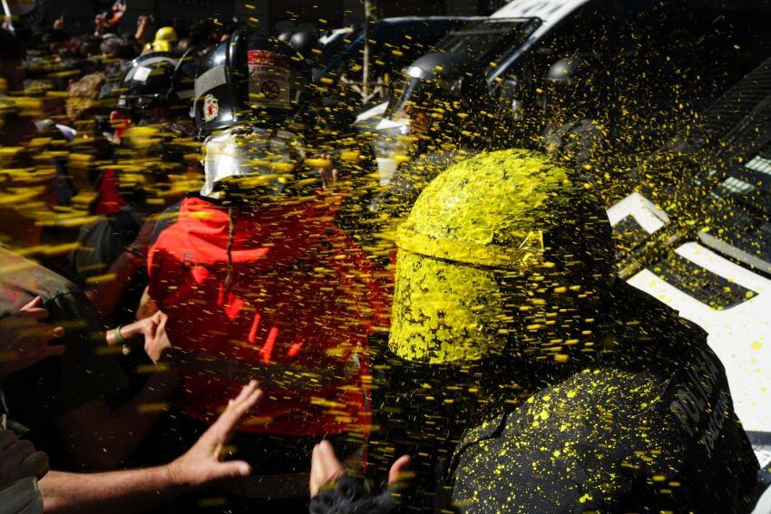 
Foto: AP | Manifestantes catalanes pro independentistas arrojan pintura a policías durante los enfrentamientos en Barcelona, España el El 29 de septiembre de 2018.
   