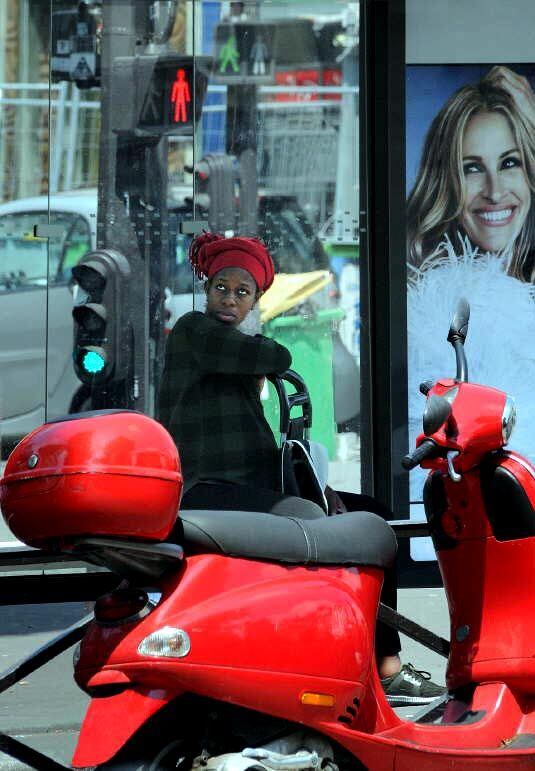 
    París. Una inmigrante, con Julia Roberts de fondo.
   