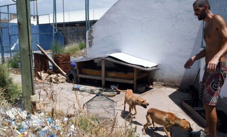 Gil Pereg, horas antes de su detención por el asesinato de su madre y tía en el predio situado en Guaymallén donde estaba su casa.