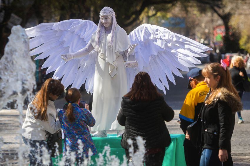 
Estatuas vivientes. Le pusieron arte y color a las celebraciones organizadas por Capital. | Ignacio Blanco / Los Andes
   